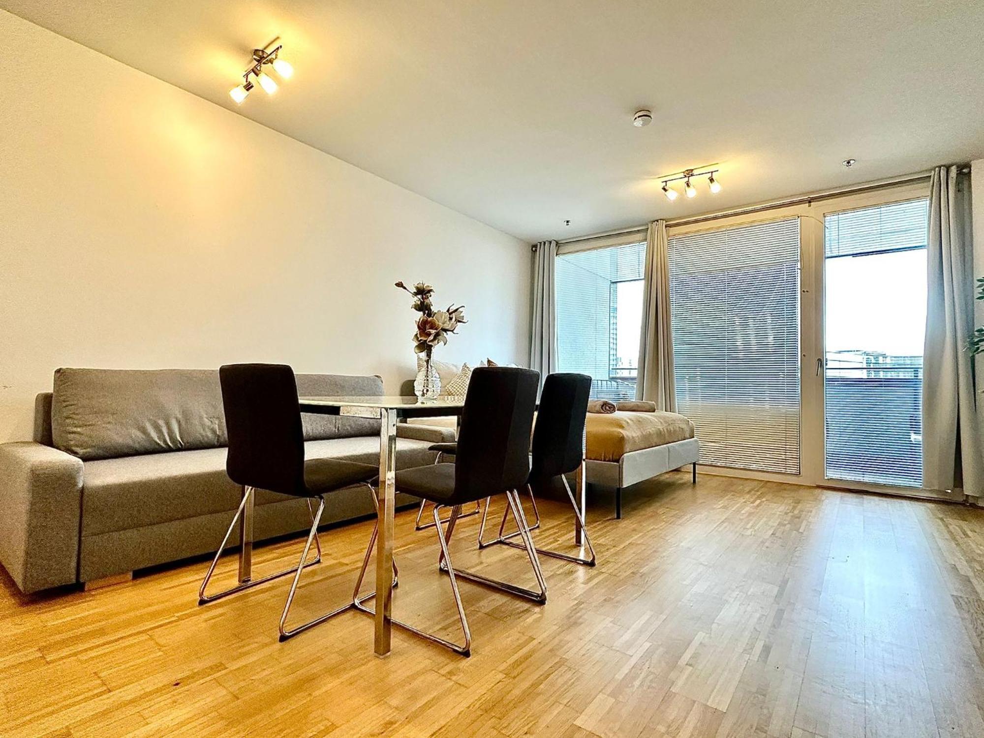 High Rise, Netflix, 2 Min To Main Station Apartment Виена Екстериор снимка