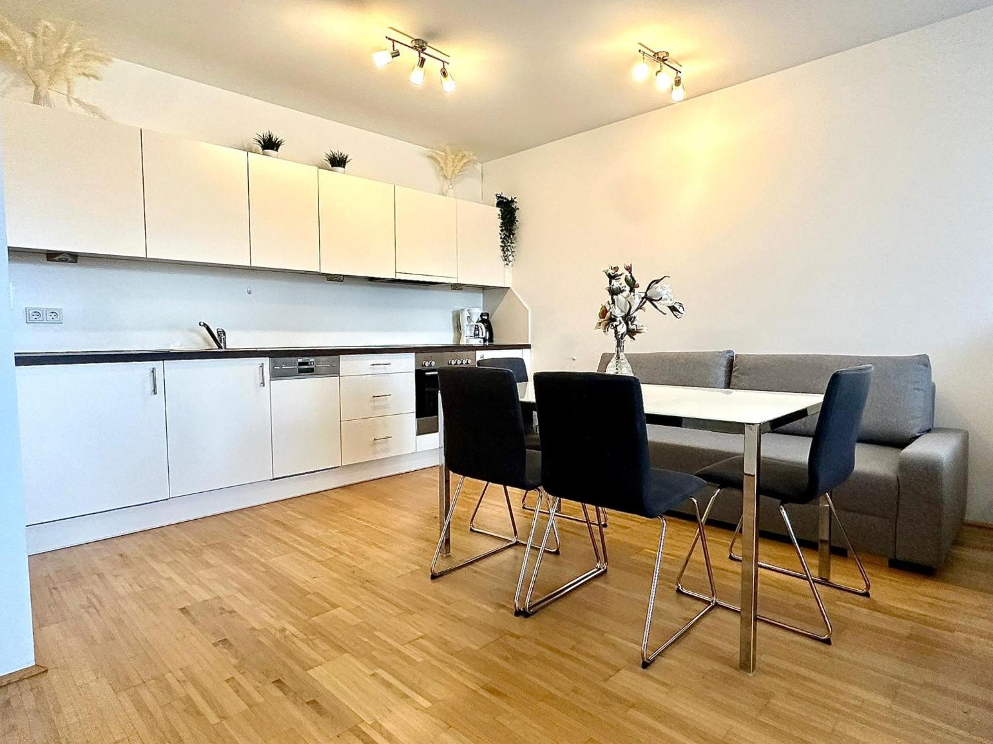 High Rise, Netflix, 2 Min To Main Station Apartment Виена Екстериор снимка