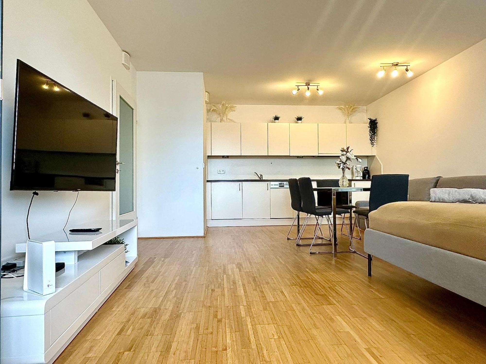 High Rise, Netflix, 2 Min To Main Station Apartment Виена Екстериор снимка